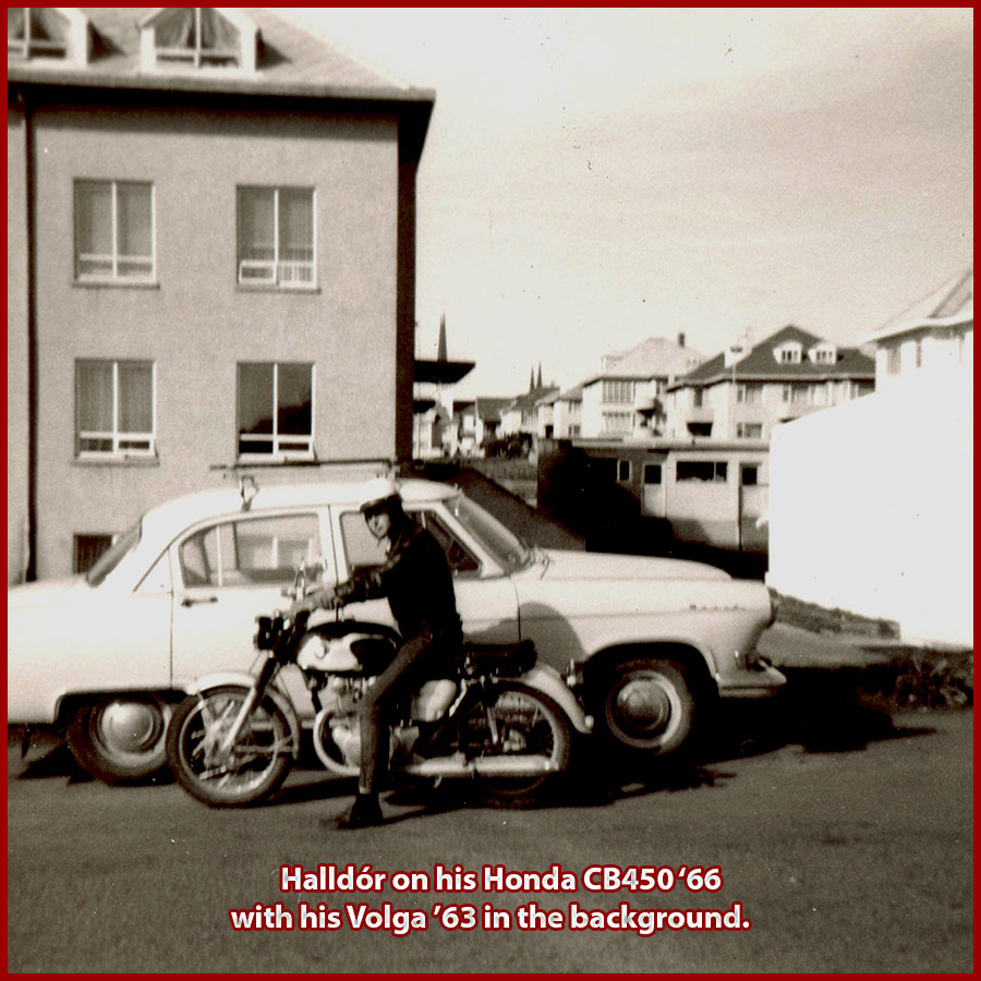 Halldór á Honda CB450 árgerð 1966, með Volguna sína árgerð 1963 í baksýn · Reykjavík